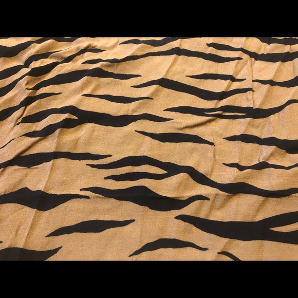 Cropped Short Sleeved Tiger Print Top - Picture 4 of 4